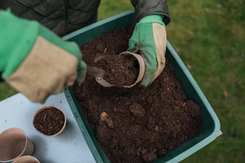 Preparación de una mezcla de tierra y compost para huerto
